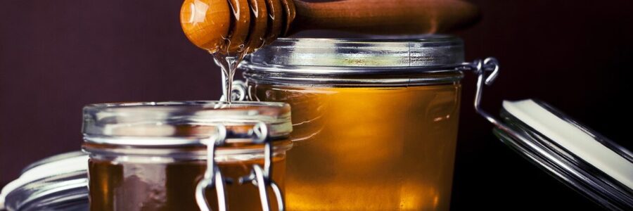 Jars of honey - Four Natural Ingredients for Moisturizing Fall Skin